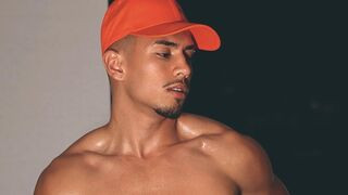 AaronRossie 25 male naked related cam model profile