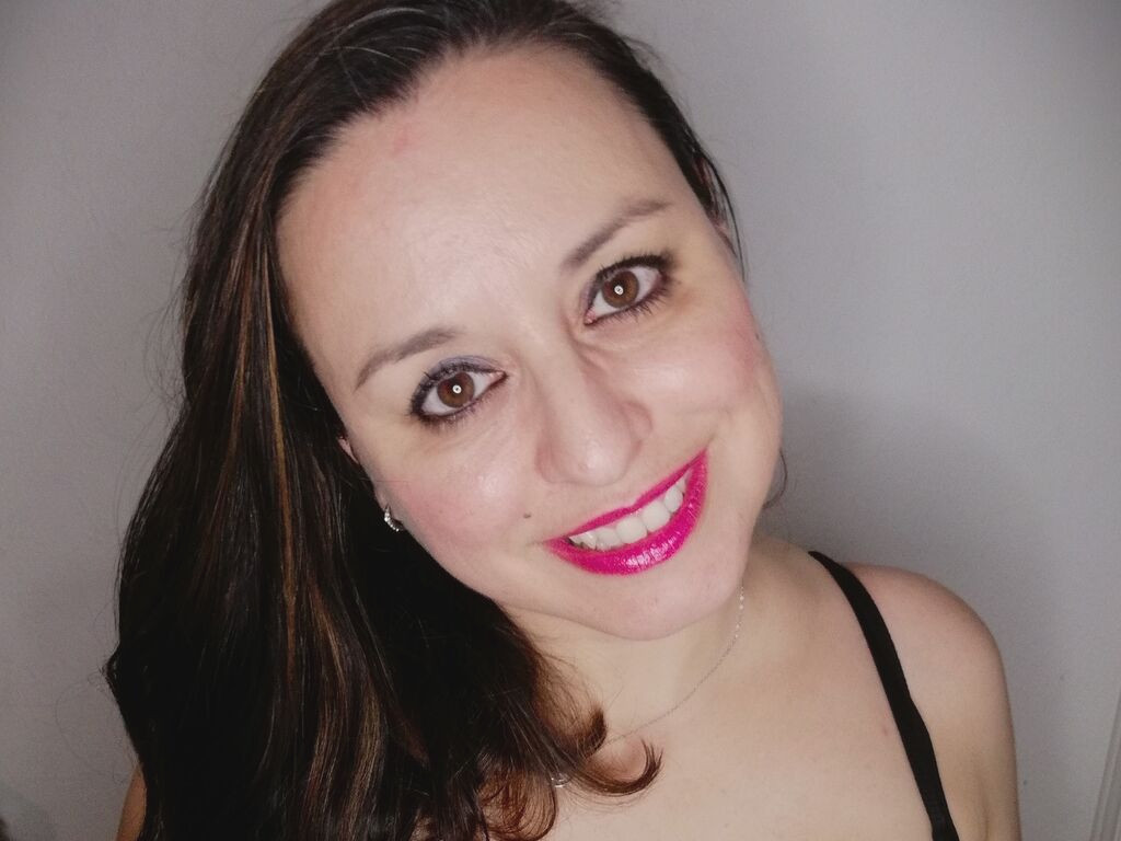 AdelaAlbaNatural nude cam model profile photo
