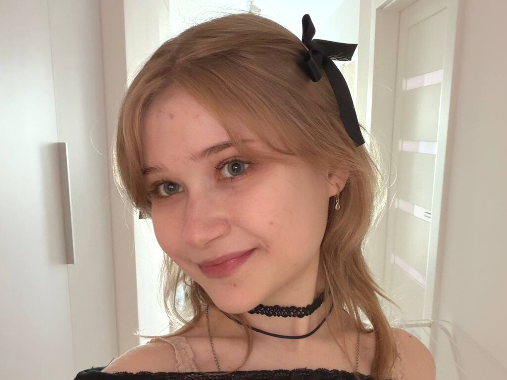 AishaLune nude cam model profile photo