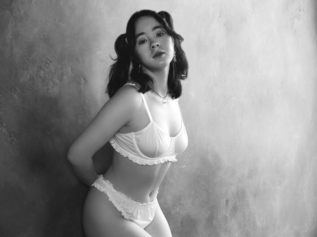 AislyFollin nude cam model profile photo