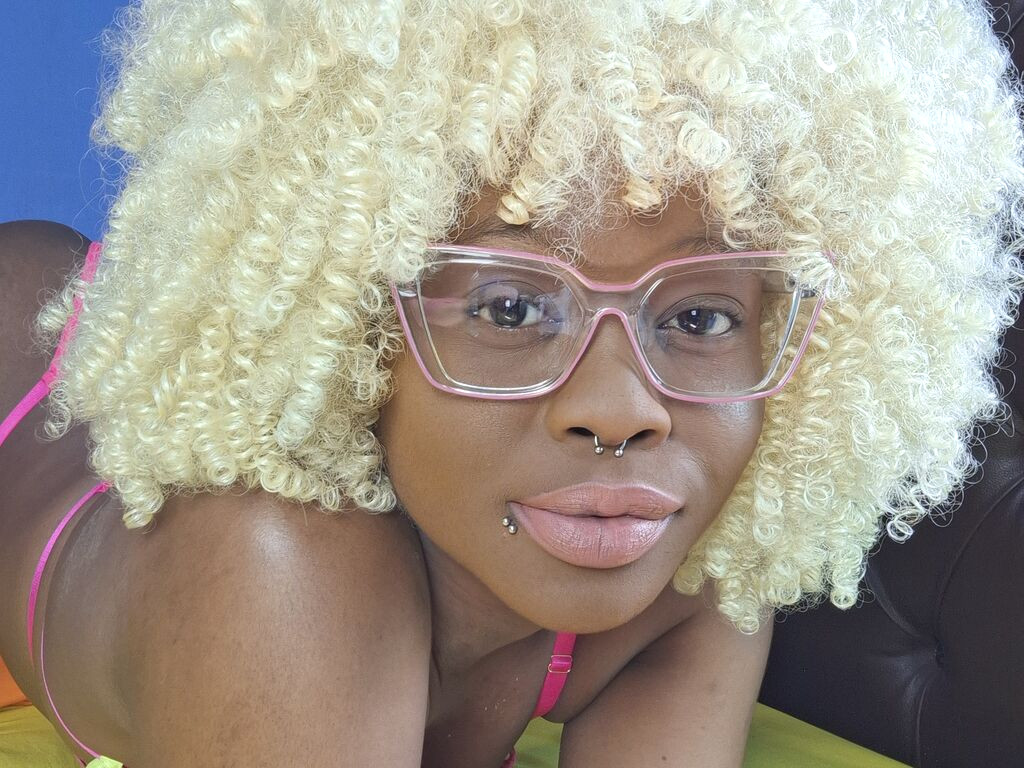 AkeliaHampson nude cam model profile photo