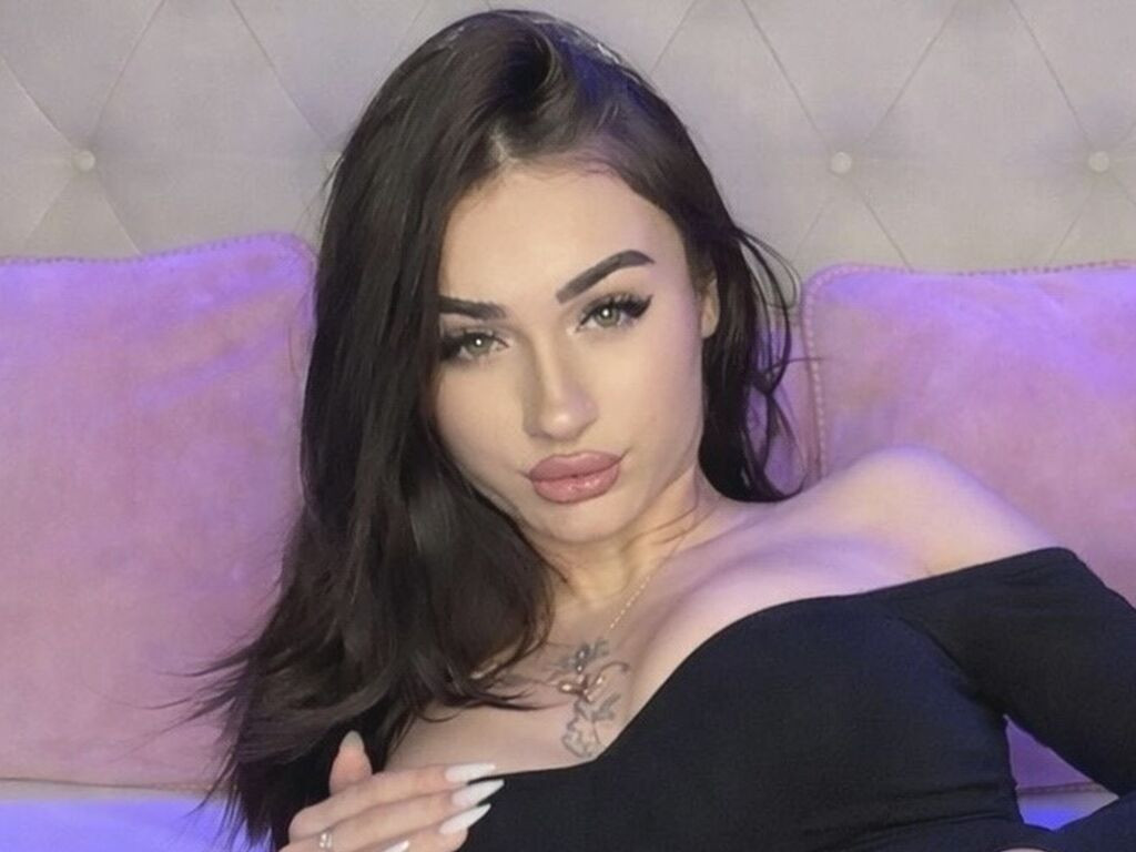 AkiraBloom naked cam model gallery photo