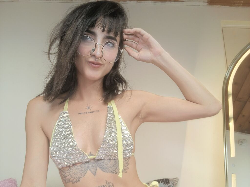 AlannaAbrahams nude cam model profile photo