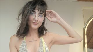 AlannaAbrahams 25 female nude cam model profile