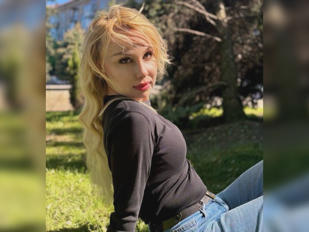 AlensiaSpears naked cam model gallery photo