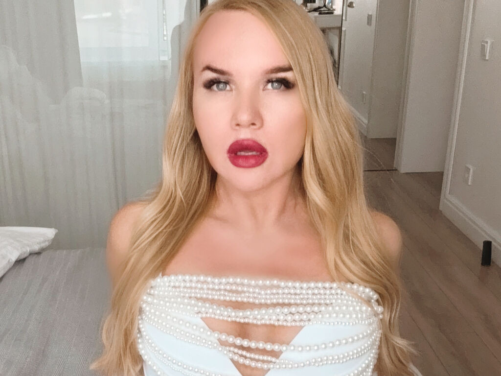 AlesiaStrict nude cam model profile photo