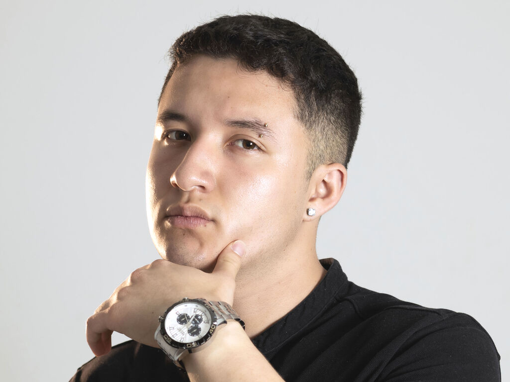 AlexanderWolf nude cam model profile photo