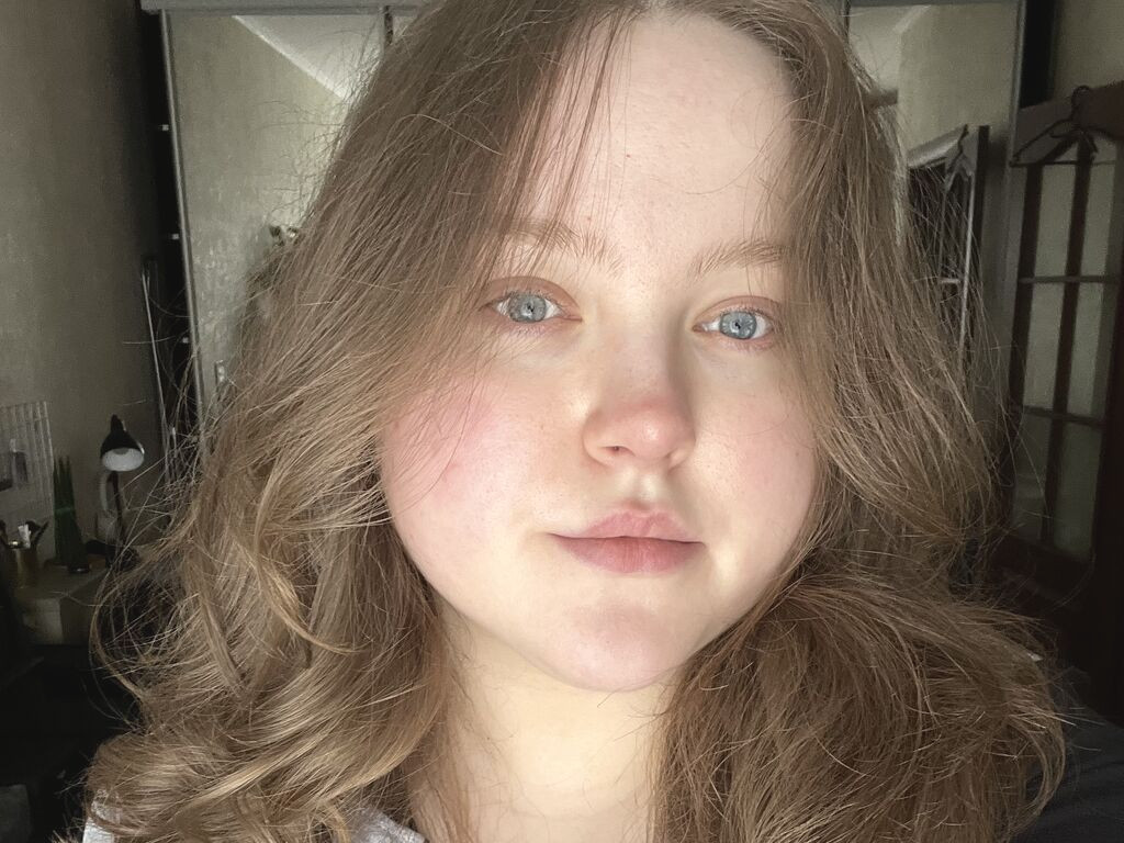 AliceAs Nude