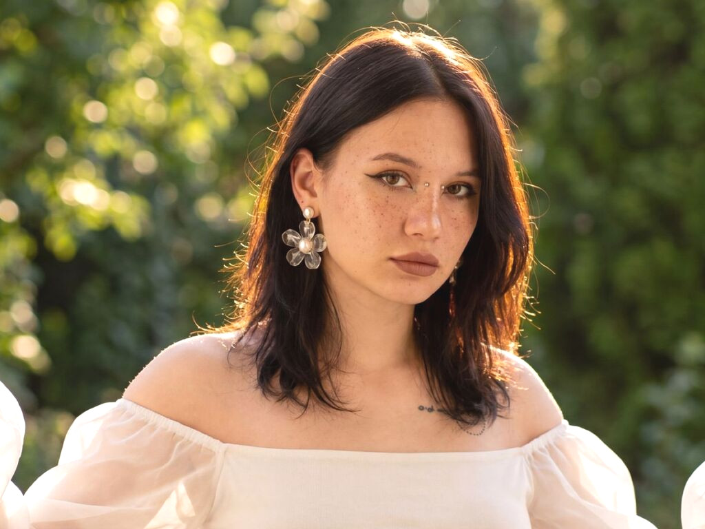 AlicePertim nude cam model profile photo