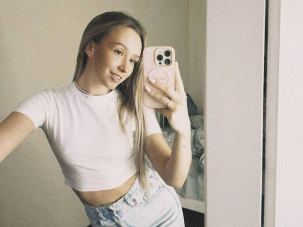 AllieMaher naked cam model gallery photo