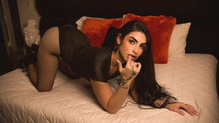 AlmaWhitmore 21 female sexy cam model profile