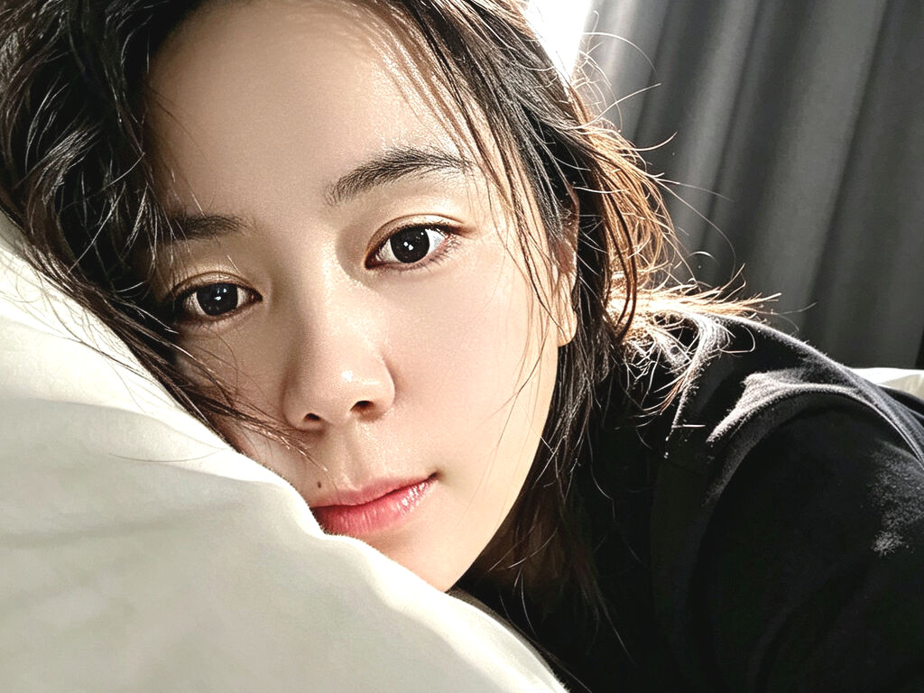 AlotMimi naked cam model gallery photo
