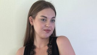 AmelicaGallivan 18 female live cam model profile