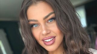 AmidaChris 31 female live cam model profile