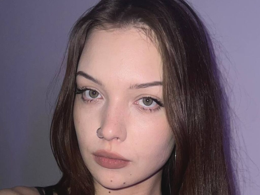 AmilyUiUi nude cam model profile photo