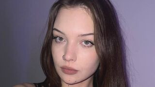 AmilyUiUi 18 female erotic cam model profile