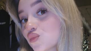 AmmyMoore 18 female erotic cam model profile
