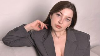 AnnMiers 19 female live related cam model profile