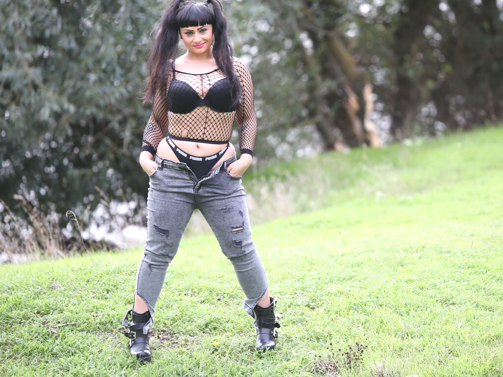 AriaHaley naked cam model gallery photo