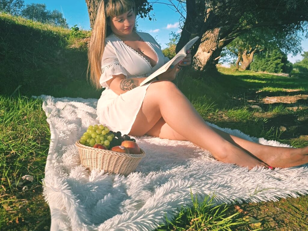 AriaHaley nude cam model profile photo