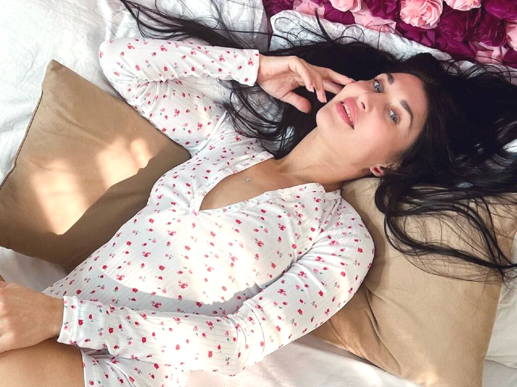 AriannaCruise naked cam model gallery photo