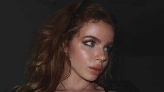 AsellaStars 21 female live cam model profile