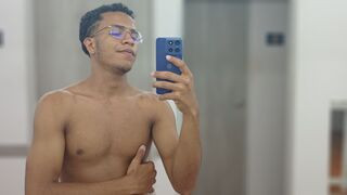 AstonVera 21 male nude cam model profile