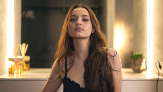 AvaLouis 18 female live related cam model profile