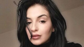 AzraNorah 32 female nude cam model profile