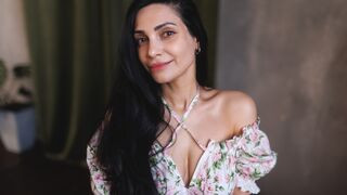 BeatriceWoods 39 female nude cam model profile