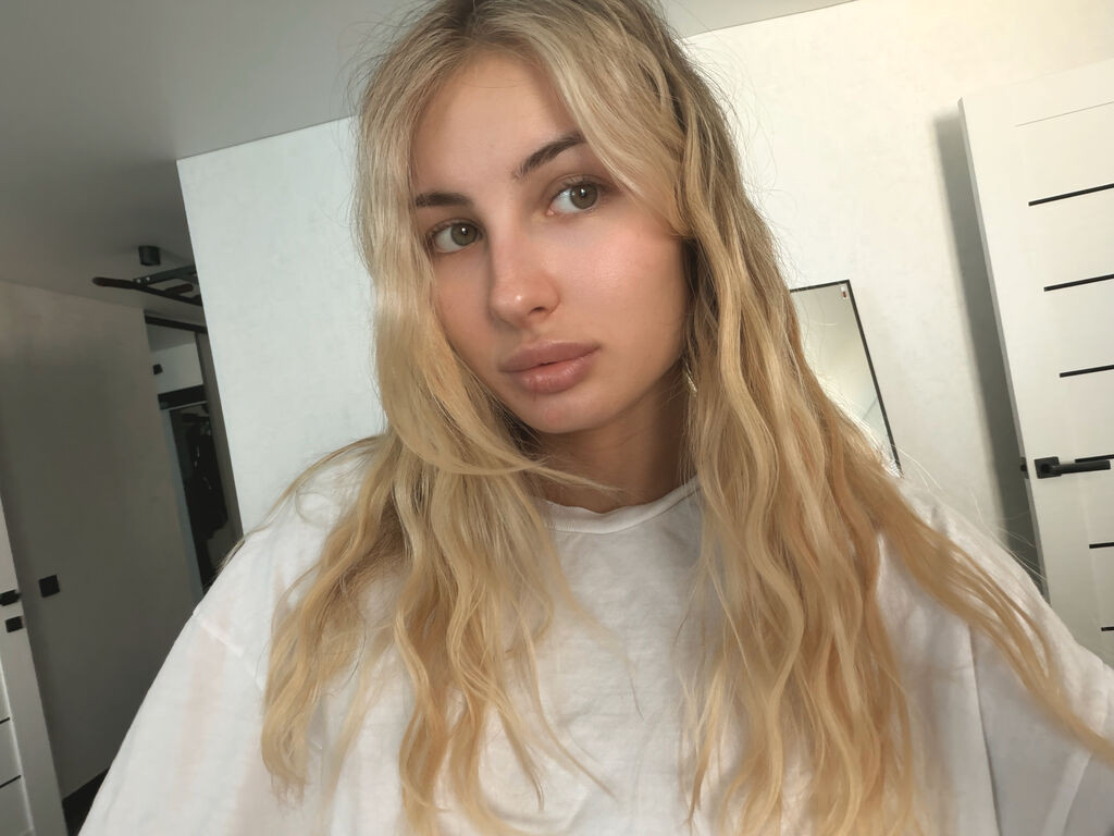 BellaSilva naked cam model gallery photo