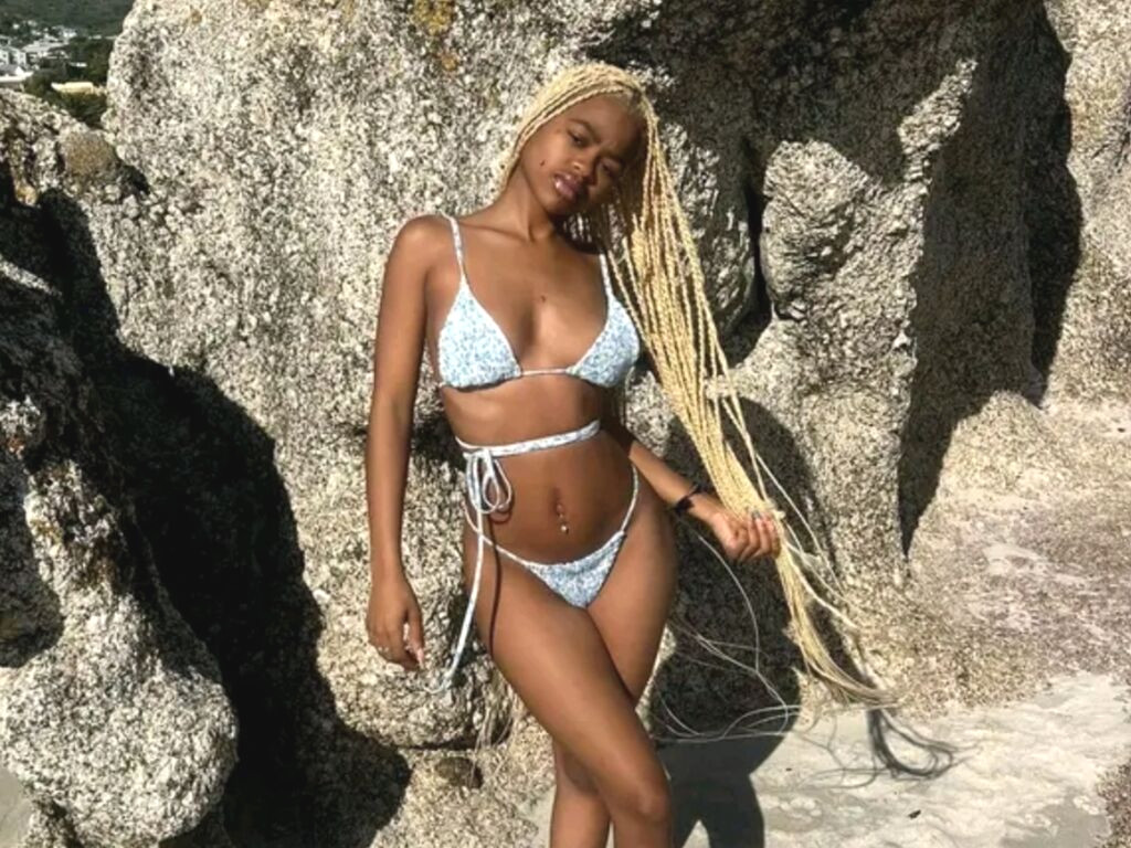 BellzRosee nude cam model profile photo