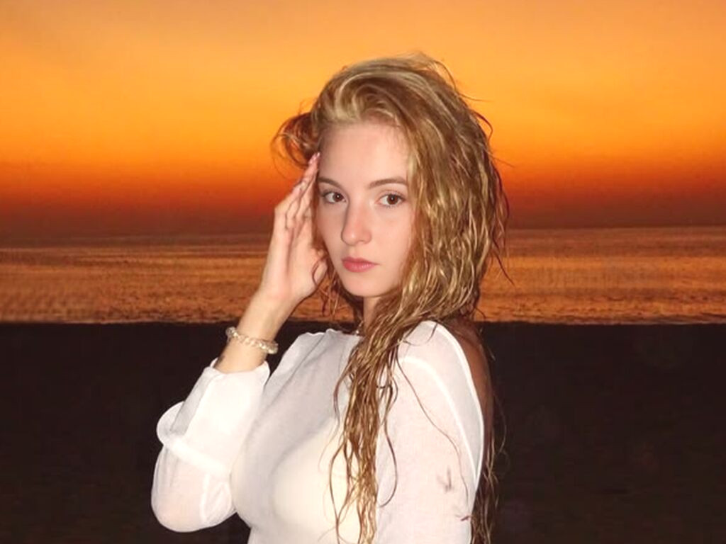 BiancaBlazes naked cam model gallery photo