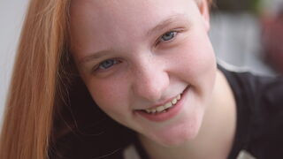 BloomWin 18 female sexy cam model profile