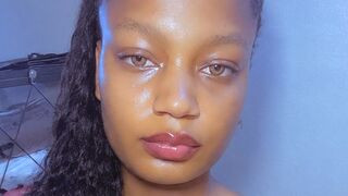 BojorGina 19 female live cam model profile