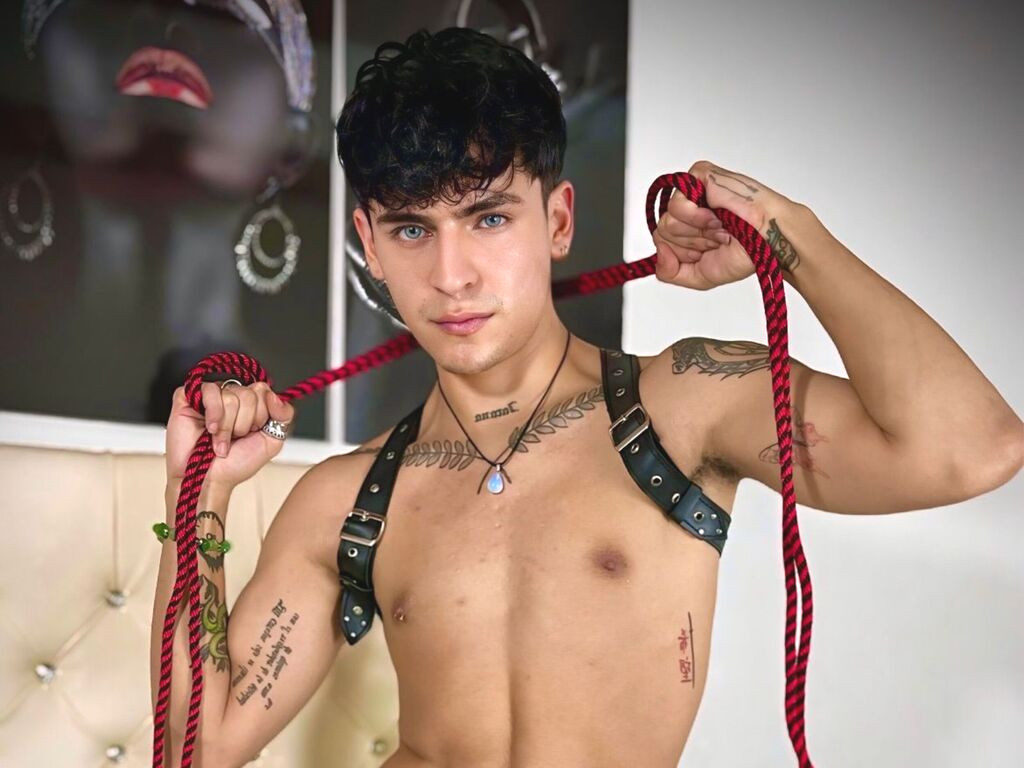 CamilloGuzmn nude cam model profile photo