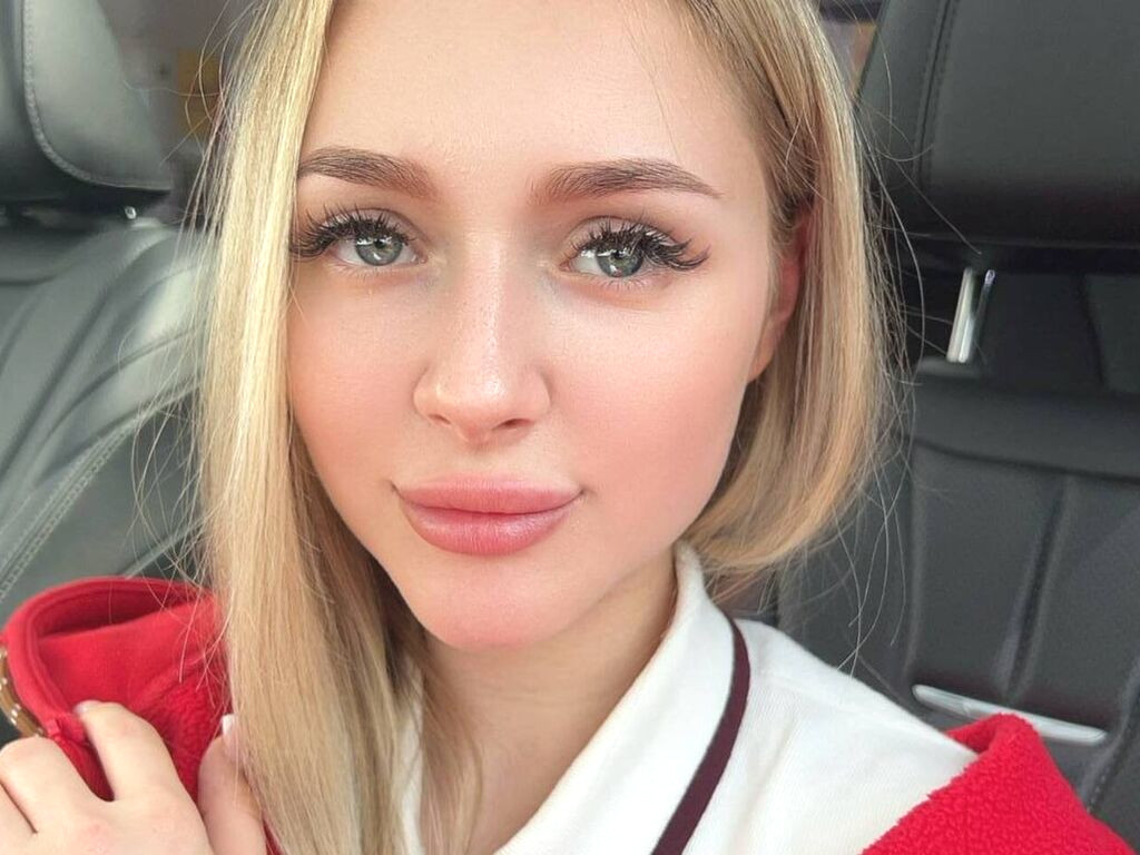 CandiceBless naked cam model gallery photo