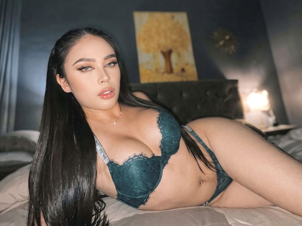 CarmilaHampton nude cam model profile photo