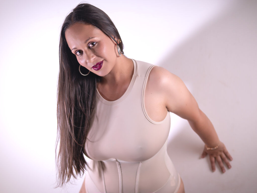 CinthiaBouyi naked cam model gallery photo