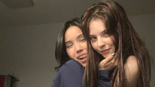 DebAndCaitlin 18 female lesbian sexy related cam model profile