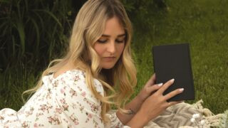 DeboraLarson 29 female live cam model profile