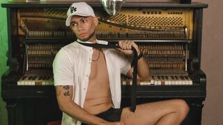 DenielTaylor 24 male nude cam model profile