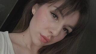 DinRose 25 female naked cam model profile