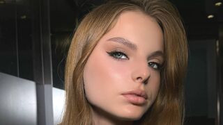 DoraWilliams 18 female erotic cam model profile