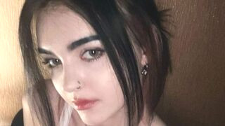 DorothyNilson 18 female nude cam model profile