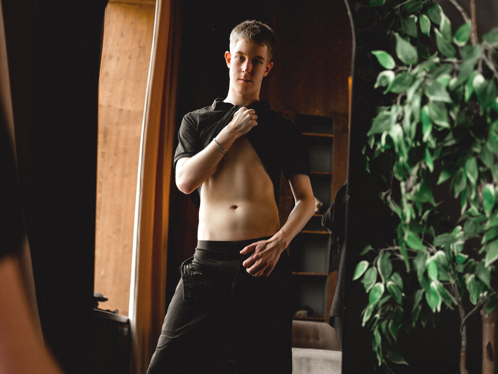 DylanNorton nude cam model profile photo