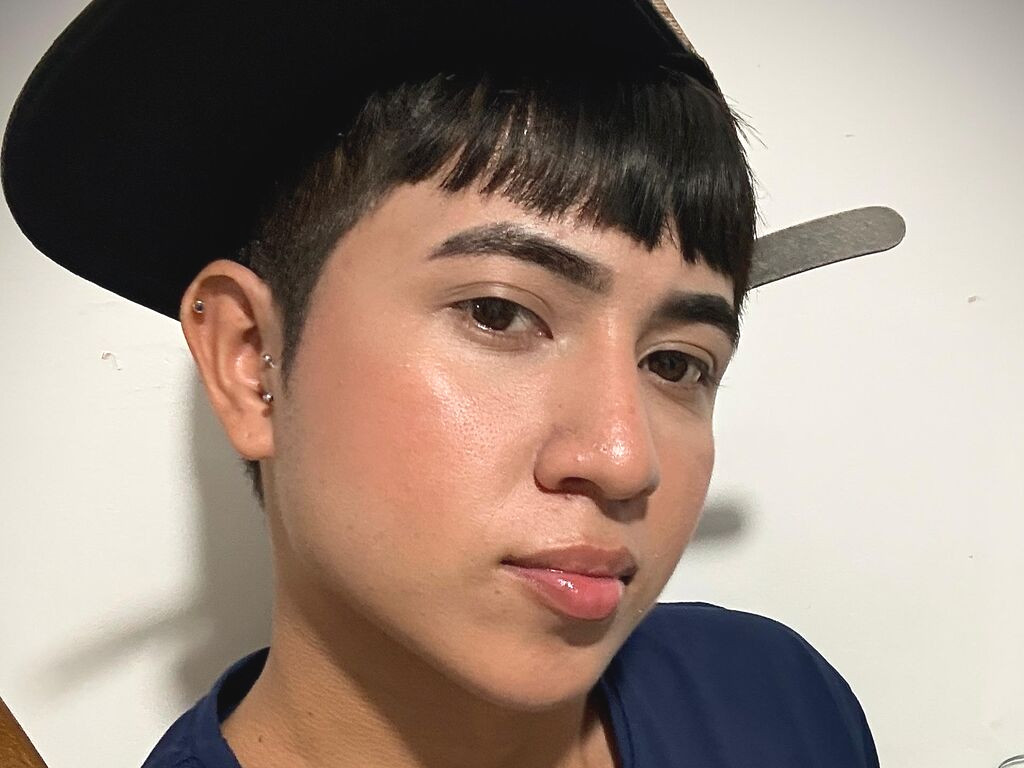 ElianGray nude cam model profile photo