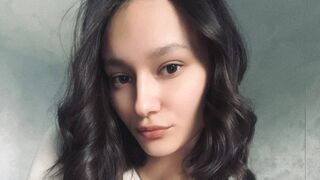ElianaAdelizzi 18 female live cam model profile
