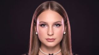 ElliGloom 19 female naked cam model profile