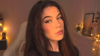 EllieBamber 19 female sexy cam model profile